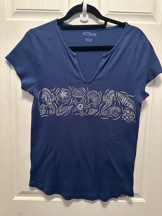 crazy shirts Tops - Crazy Shirts V-Neck Short Sleeve Tee Seashell Print Nautical Beachy Vacation L